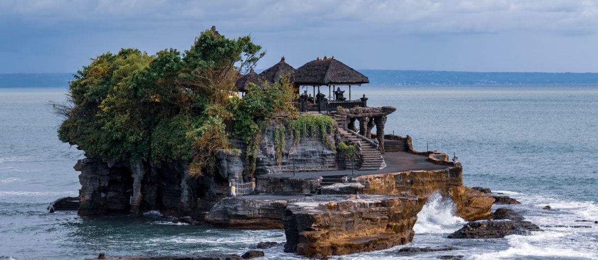 Tanah Lot, Destinasi Penuh Pesona di Pulau Dewata Bali