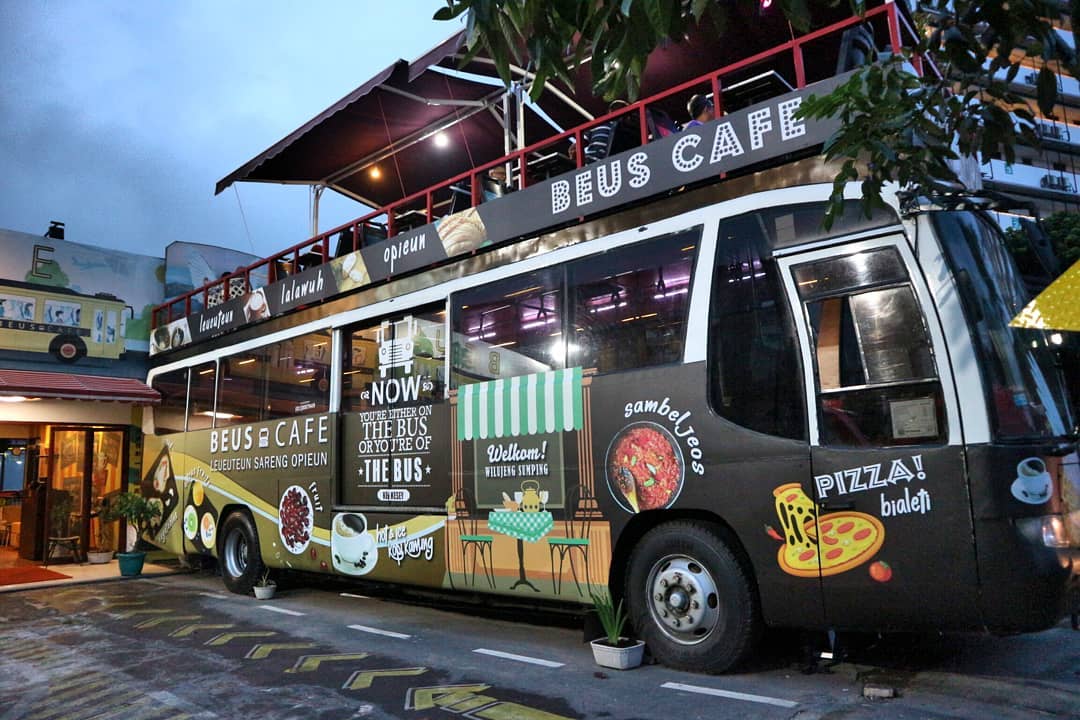 25 Cafe di Bandung Paling Hits dan Instagramable 2021 - Tripcetera