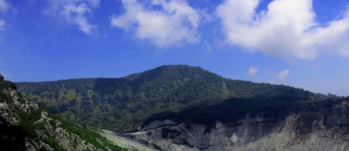 Keindahan Tangkuban Perahu dengan Legenda Sangkuriang-nya