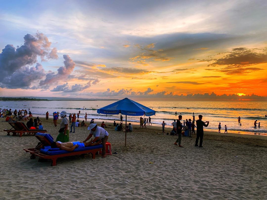 Pantai Kuta Bali, Keindahan Senja Pasir Putih yang Mempesona