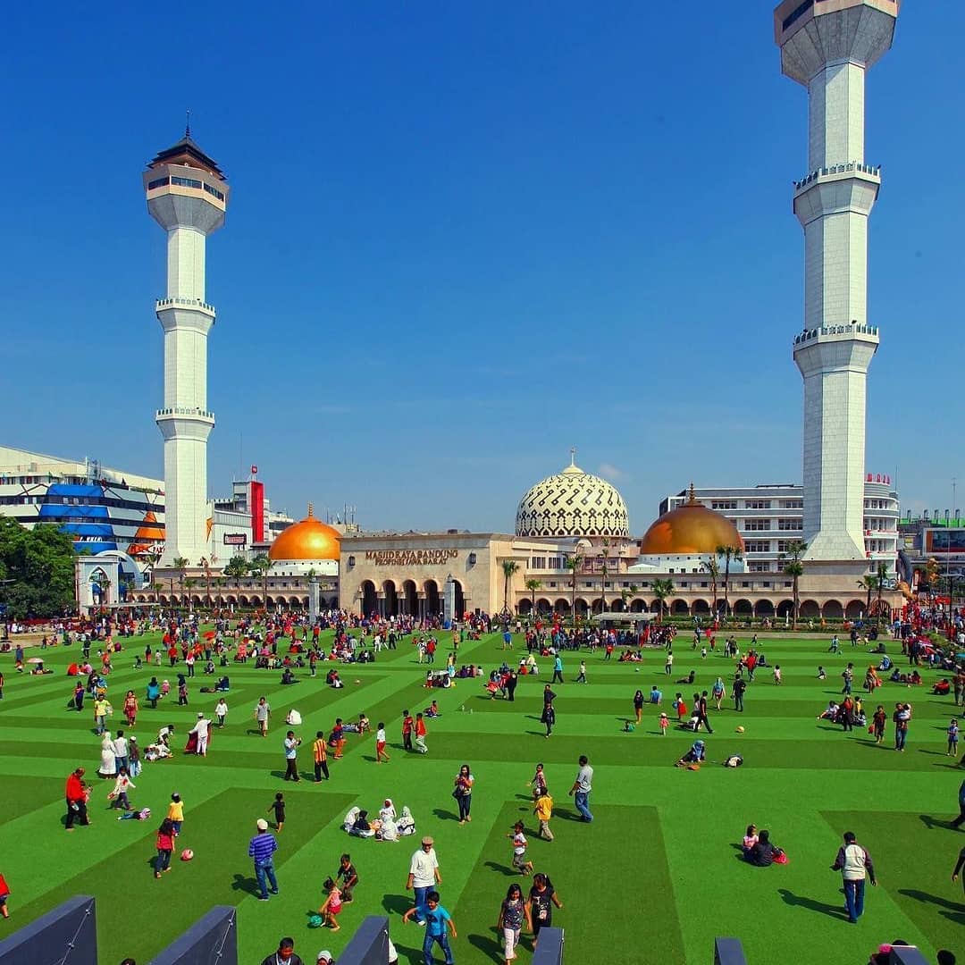 Alun alun Bandung  Tempat Nongkrong Paling Asik di Bandung 