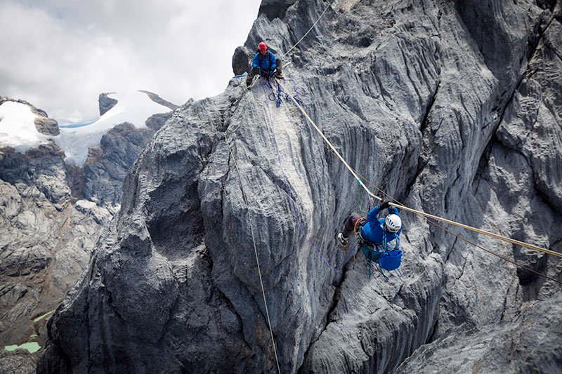 12 Puncak Gunung Tertinggi di Indonesia yang Paling Indah
