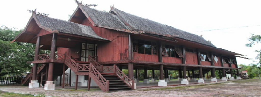 5 Rumah Adat Kalimantan Beserta Sejarah, Gambar & Penjelasan