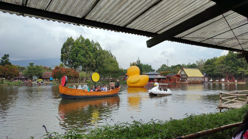 wahana air floating market lembang