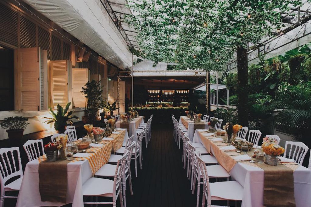 If you wish to try the seasonal menu from the local products with a contemporary touch, try to dine at Botanico at The Garage that always serves fresh ingredients.